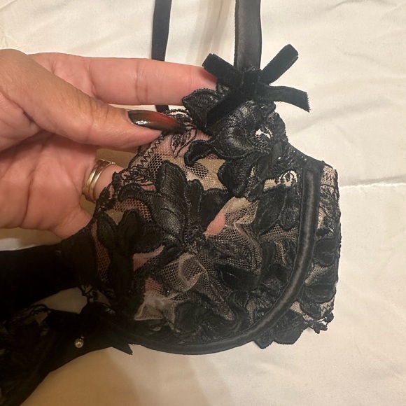 Playful Promises: Alva Black Leatherette Lace Embroidery Bra size 32D - Picture 2 of 4